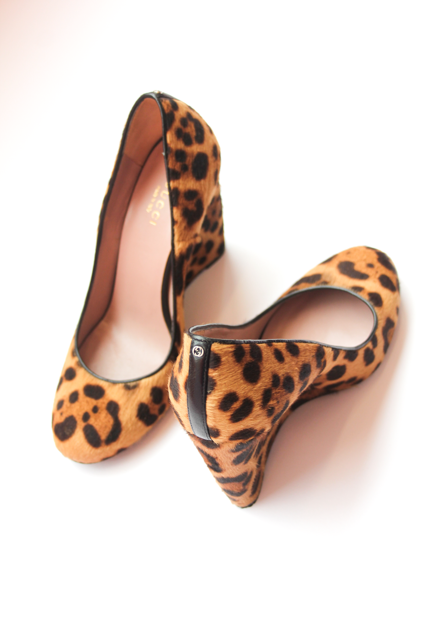 GUCCI TALONS COMPENSÉS EN POULAIN LEOPARD DISPONIBLE CHEZ BIMBO VINTAGE CLUB PARIS
